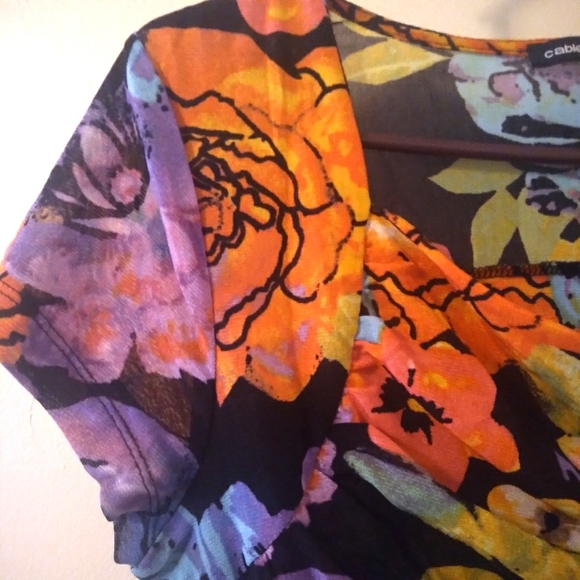 Cable & Gauge Stretchy  Floral Top, Size: Small. - Picture 3 of 8